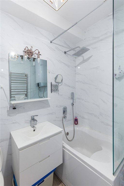 na-prodej-penthouse-s-vyhledem-na-more-a-stresni-terasou-becici-cerna-hora