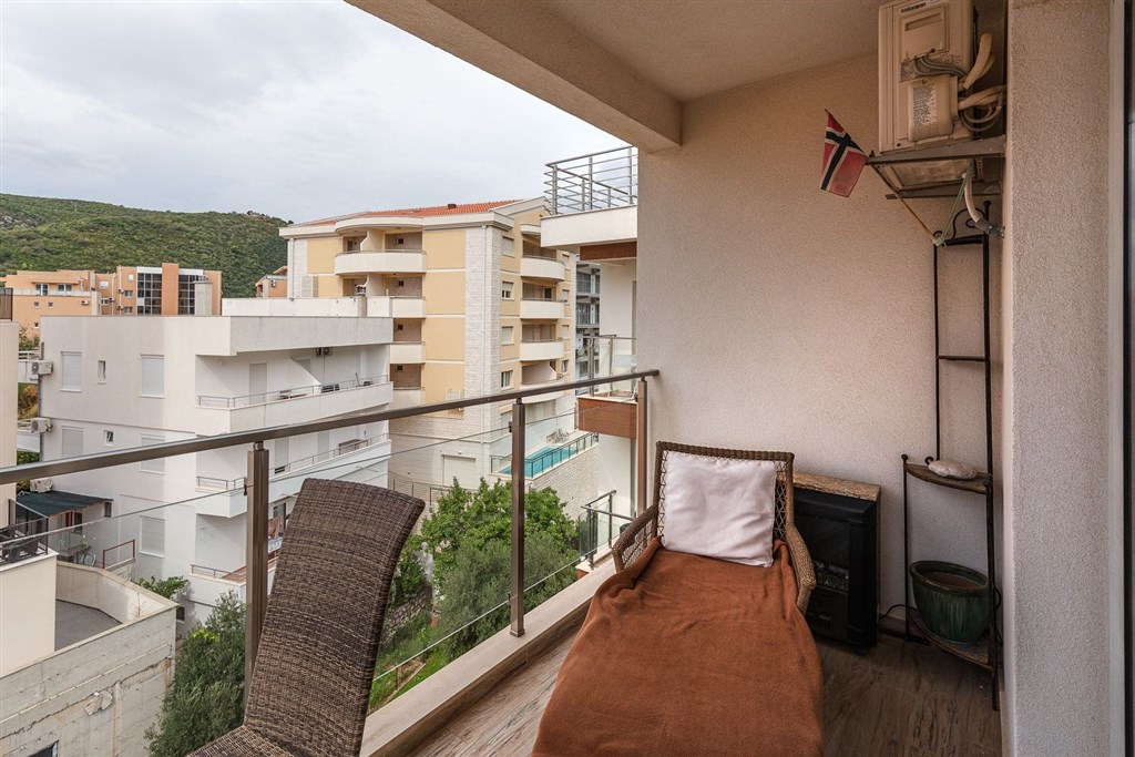 na-prodej-penthouse-s-vyhledem-na-more-a-stresni-terasou-becici-cerna-hora