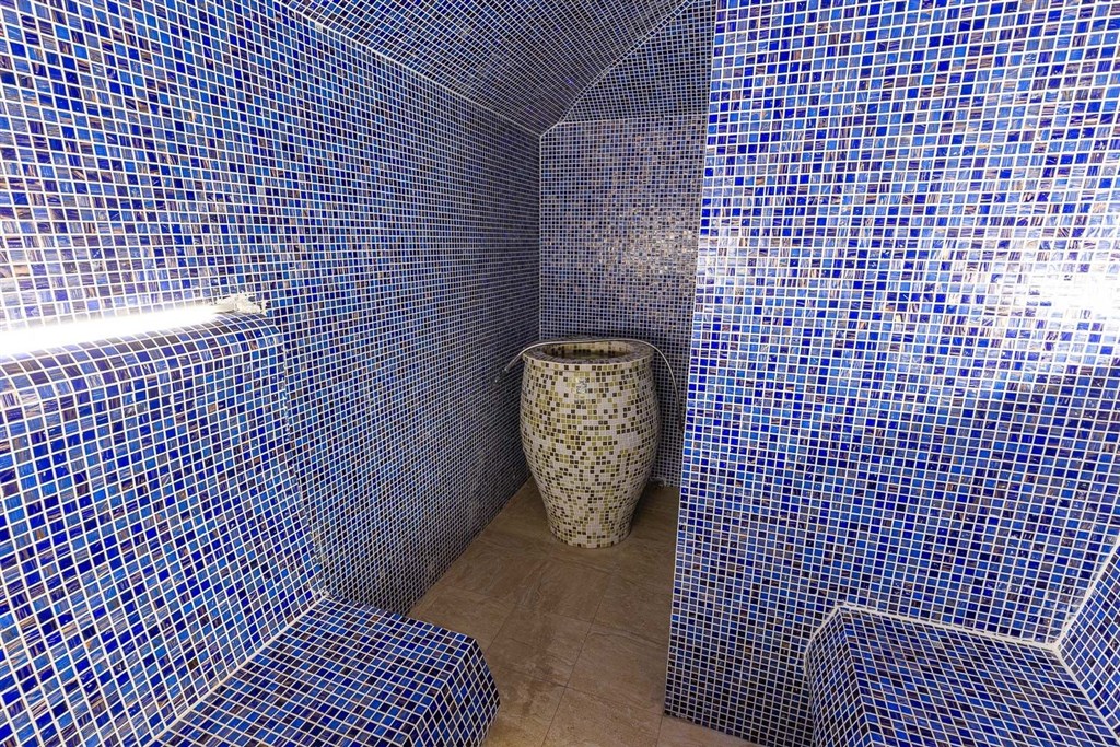 na-prodej-penthouse-s-vyhledem-na-more-a-stresni-terasou-becici-cerna-hora