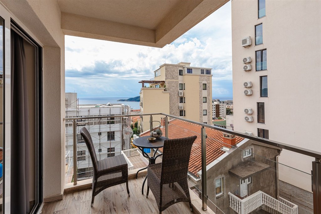 na-prodej-penthouse-s-vyhledem-na-more-a-stresni-terasou-becici-cerna-hora