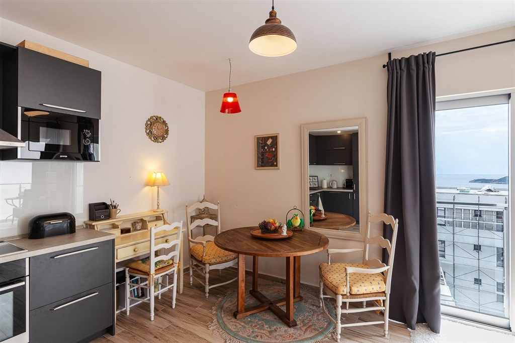 na-prodej-penthouse-s-vyhledem-na-more-a-stresni-terasou-becici-cerna-hora