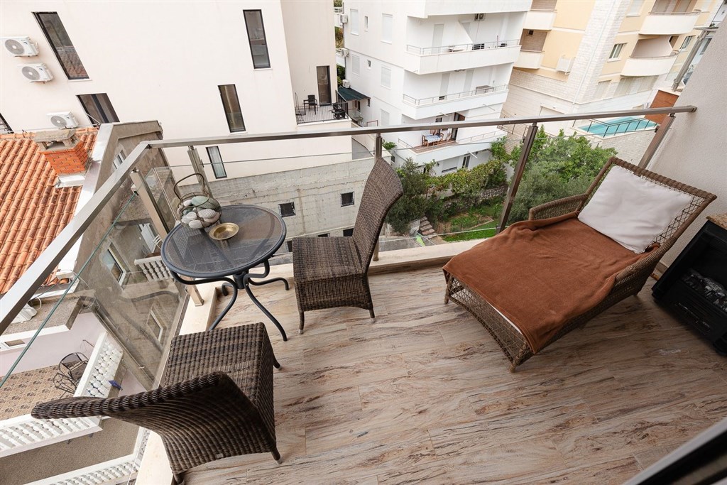 na-prodej-penthouse-s-vyhledem-na-more-a-stresni-terasou-becici-cerna-hora