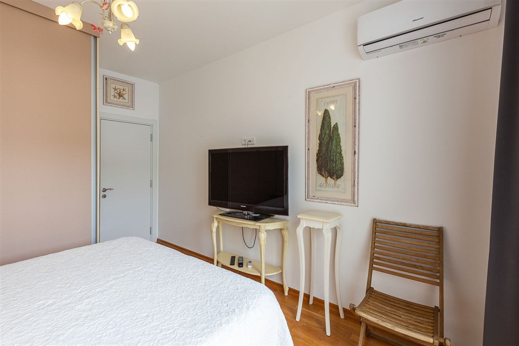 na-prodej-penthouse-s-vyhledem-na-more-a-stresni-terasou-becici-cerna-hora