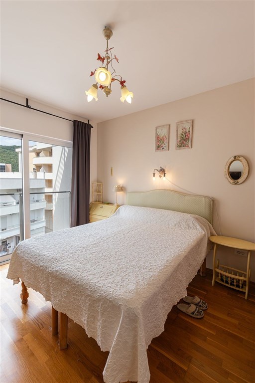 na-prodej-penthouse-s-vyhledem-na-more-a-stresni-terasou-becici-cerna-hora