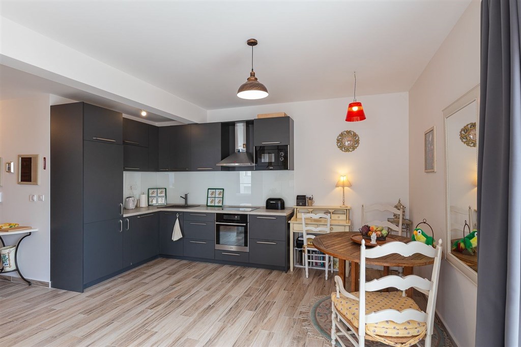na-prodej-penthouse-s-vyhledem-na-more-a-stresni-terasou-becici-cerna-hora