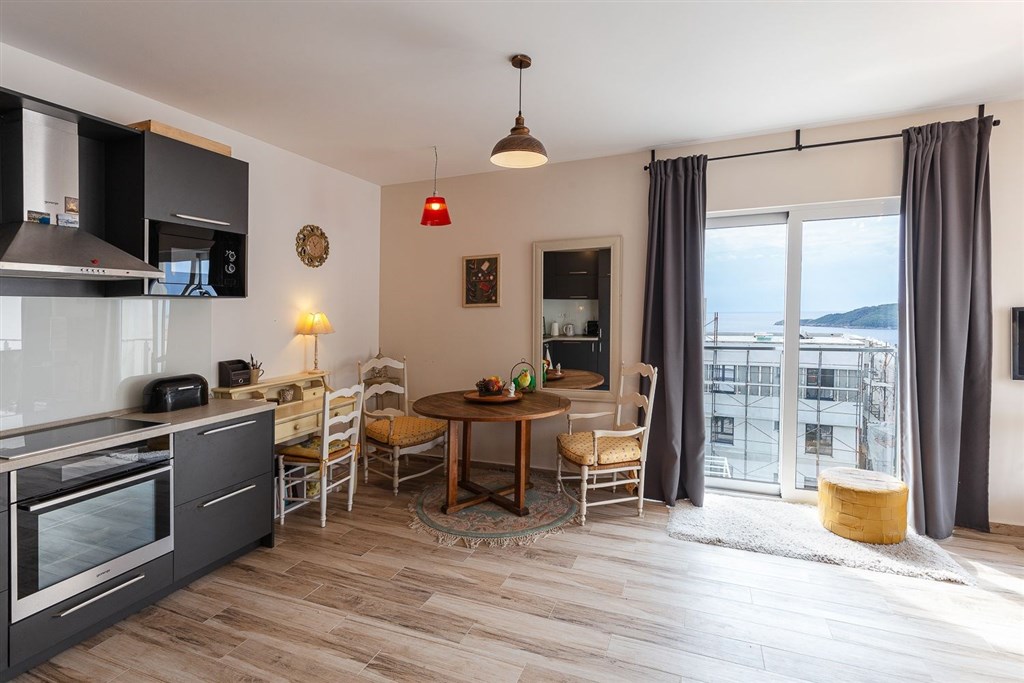na-prodej-penthouse-s-vyhledem-na-more-a-stresni-terasou-becici-cerna-hora
