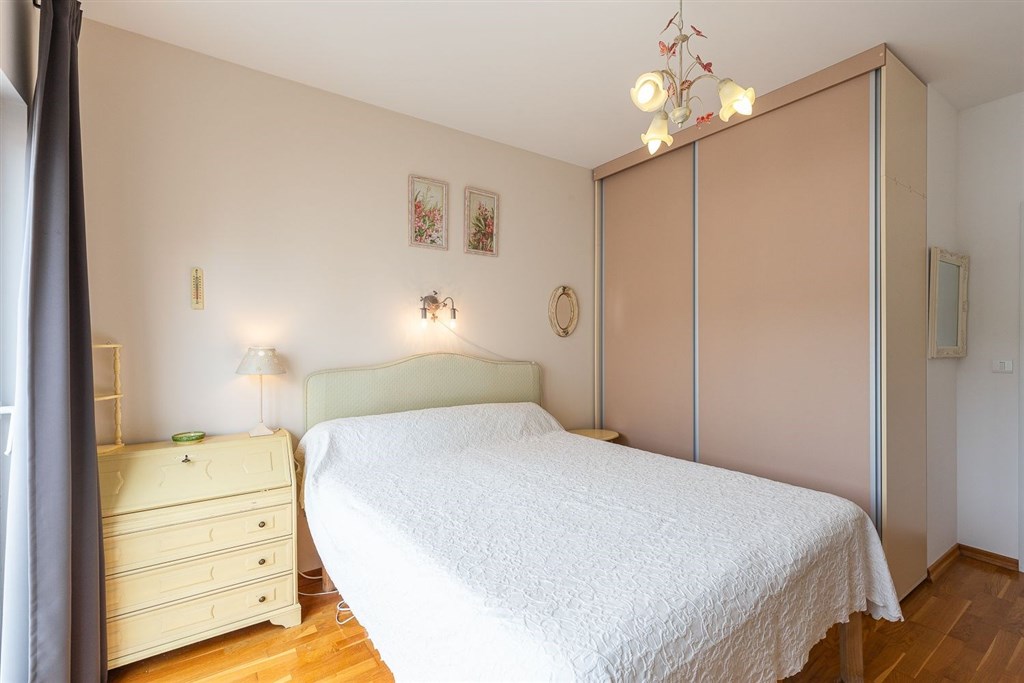 na-prodej-penthouse-s-vyhledem-na-more-a-stresni-terasou-becici-cerna-hora