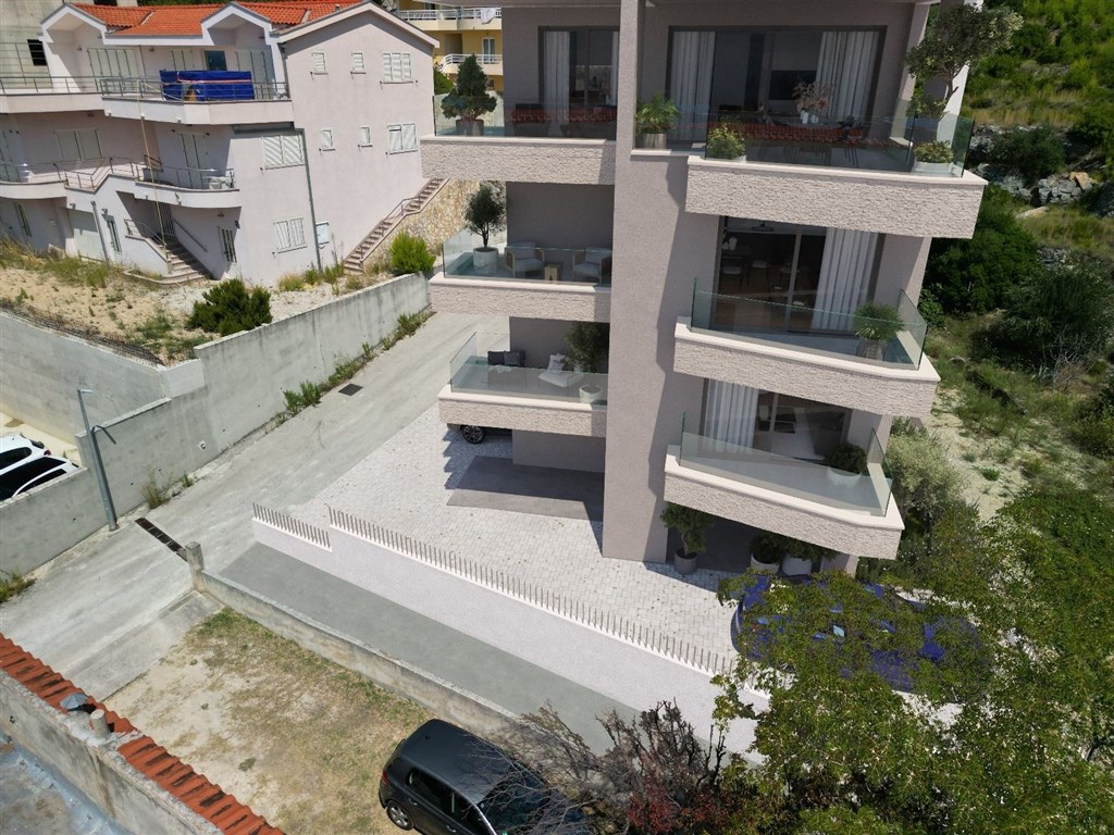 na-prodej-luxusni-a-velmi-prostorny-apartman-se-3-loznicemi-s-vyhledem-na-more-tucepi-chorvatsko