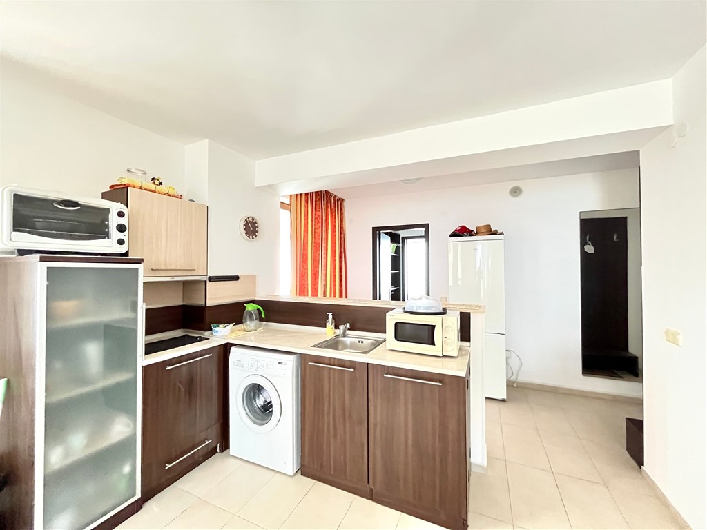 na-prodej-velmi-pekny-a-prostorny-apartman-s-velkymi-terasami-s-vyhledem-na-more-a-v-jeho-tesne-blizkosti-carevo-bulharsko