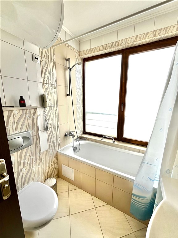 na-prodej-velmi-pekny-a-prostorny-apartman-s-velkymi-terasami-s-vyhledem-na-more-a-v-jeho-tesne-blizkosti-carevo-bulharsko