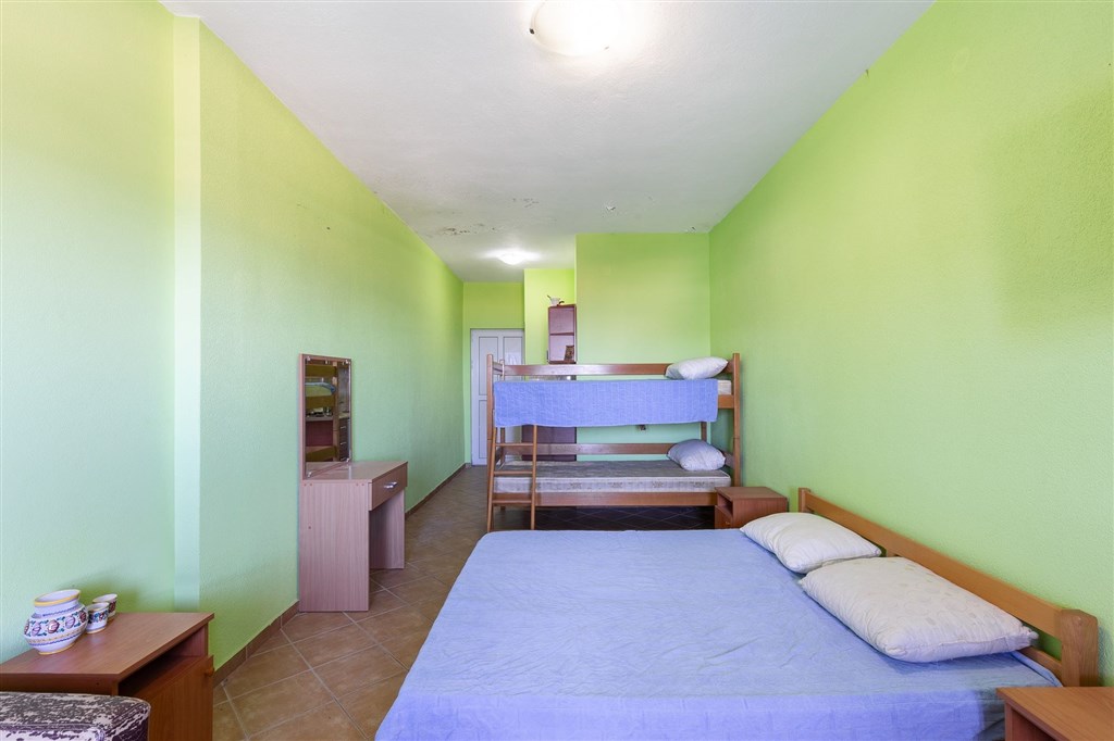 na-prodej-vicepodlazni-dum-s-16ti-loznicemi-s-kapacitou-mensiho-hotelu-v-dobre-vode-cerna-hora