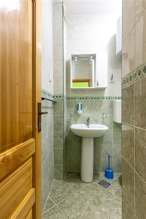 na-prodej-vicepodlazni-dum-s-16ti-loznicemi-s-kapacitou-mensiho-hotelu-v-dobre-vode-cerna-hora