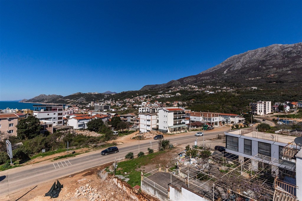 na-prodej-vicepodlazni-dum-s-16ti-loznicemi-s-kapacitou-mensiho-hotelu-v-dobre-vode-cerna-hora