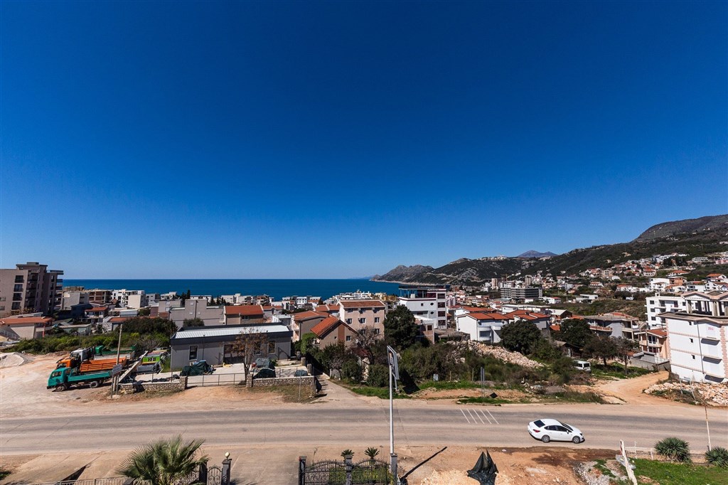 na-prodej-vicepodlazni-dum-s-16ti-loznicemi-s-kapacitou-mensiho-hotelu-v-dobre-vode-cerna-hora