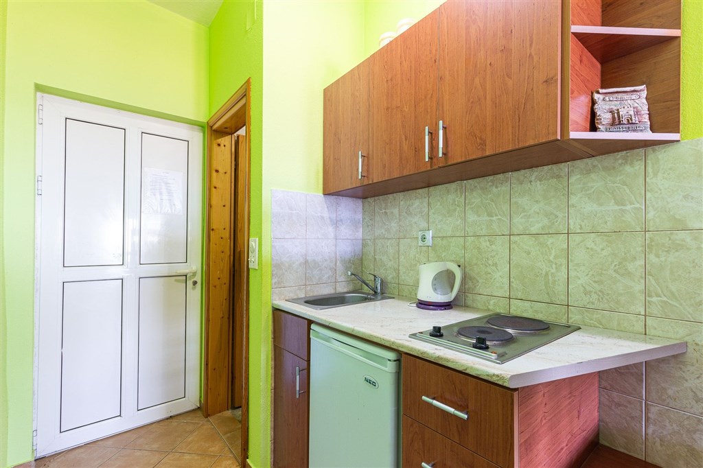 na-prodej-vicepodlazni-dum-s-16ti-loznicemi-s-kapacitou-mensiho-hotelu-v-dobre-vode-cerna-hora