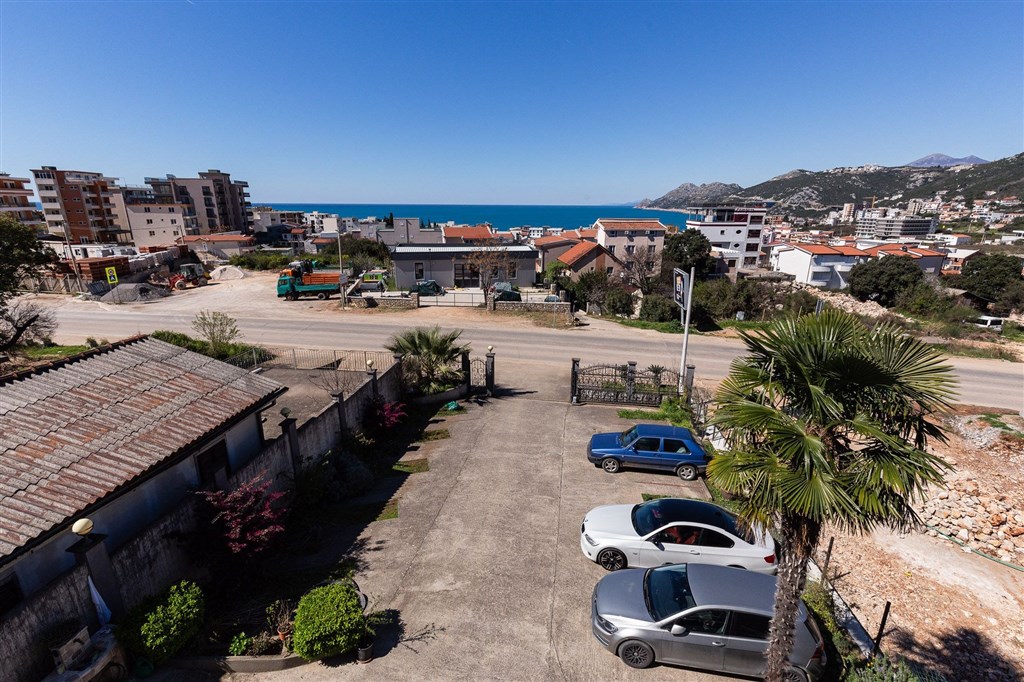 na-prodej-vicepodlazni-dum-s-16ti-loznicemi-s-kapacitou-mensiho-hotelu-v-dobre-vode-cerna-hora