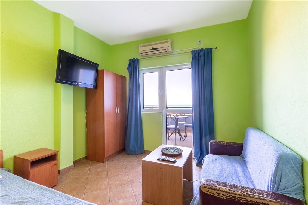 na-prodej-vicepodlazni-dum-s-16ti-loznicemi-s-kapacitou-mensiho-hotelu-v-dobre-vode-cerna-hora