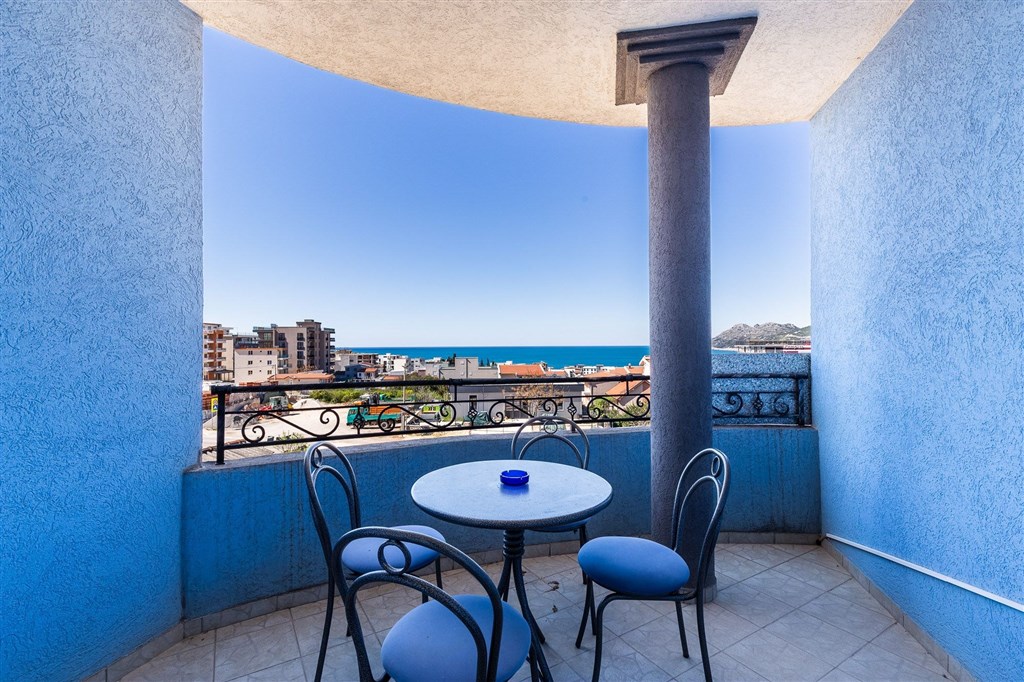 na-prodej-vicepodlazni-dum-s-16ti-loznicemi-s-kapacitou-mensiho-hotelu-v-dobre-vode-cerna-hora