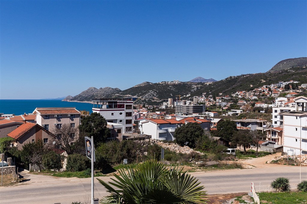 na-prodej-vicepodlazni-dum-s-16ti-loznicemi-s-kapacitou-mensiho-hotelu-v-dobre-vode-cerna-hora