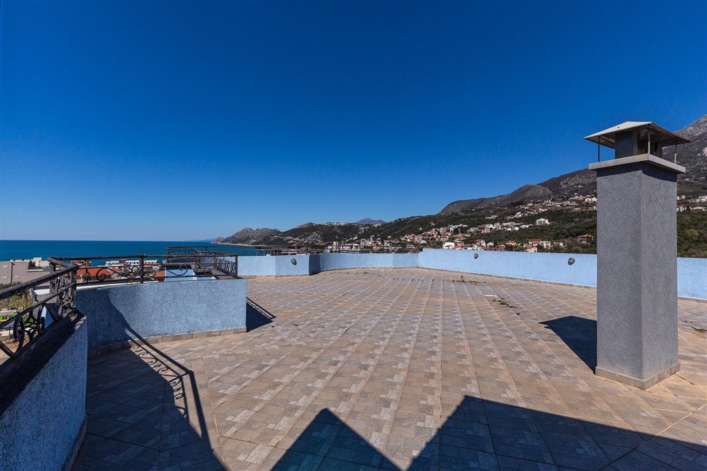 na-prodej-vicepodlazni-dum-s-16ti-loznicemi-s-kapacitou-mensiho-hotelu-v-dobre-vode-cerna-hora