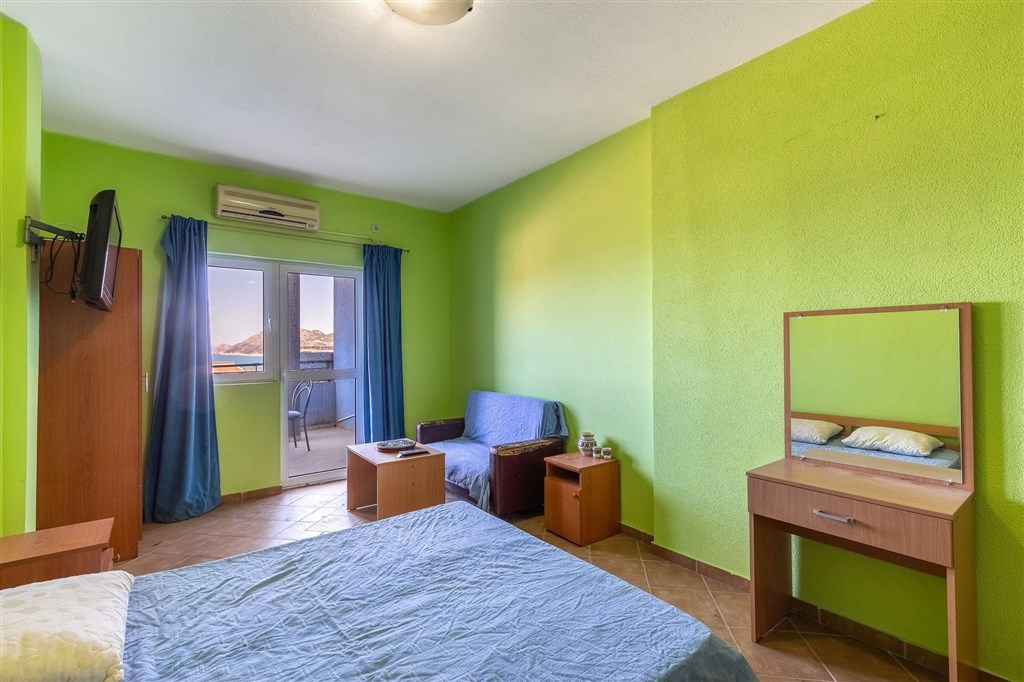 na-prodej-vicepodlazni-dum-s-16ti-loznicemi-s-kapacitou-mensiho-hotelu-v-dobre-vode-cerna-hora