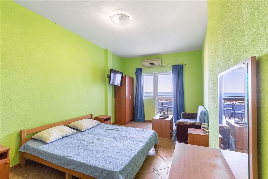 na-prodej-vicepodlazni-dum-s-16ti-loznicemi-s-kapacitou-mensiho-hotelu-v-dobre-vode-cerna-hora