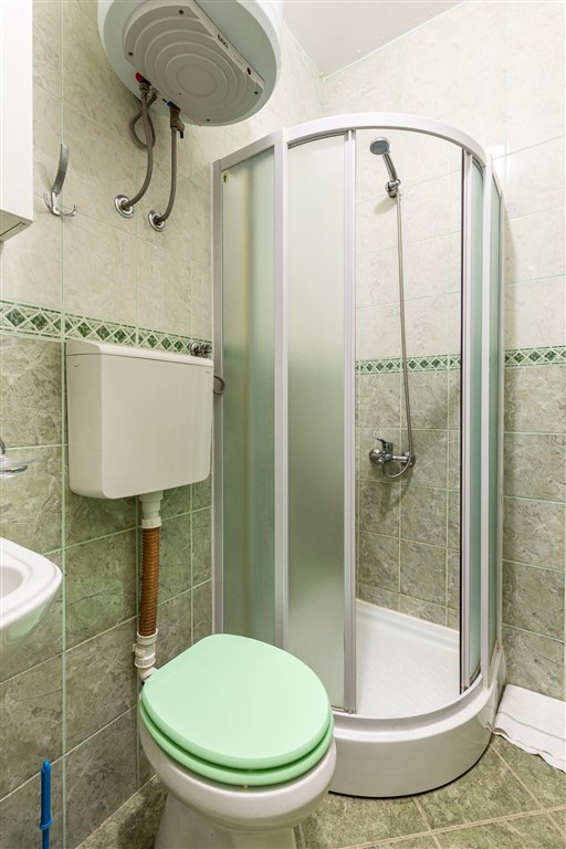 na-prodej-vicepodlazni-dum-s-16ti-loznicemi-s-kapacitou-mensiho-hotelu-v-dobre-vode-cerna-hora