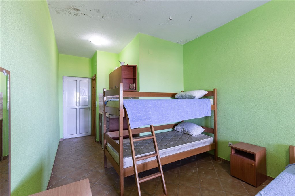 na-prodej-vicepodlazni-dum-s-16ti-loznicemi-s-kapacitou-mensiho-hotelu-v-dobre-vode-cerna-hora