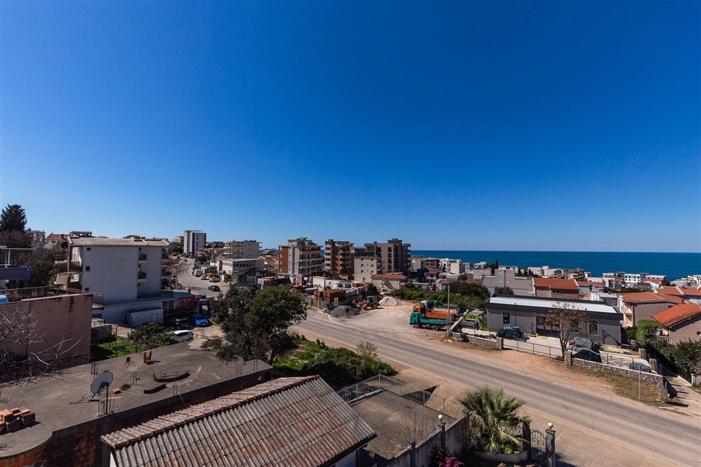 na-prodej-vicepodlazni-dum-s-16ti-loznicemi-s-kapacitou-mensiho-hotelu-v-dobre-vode-cerna-hora