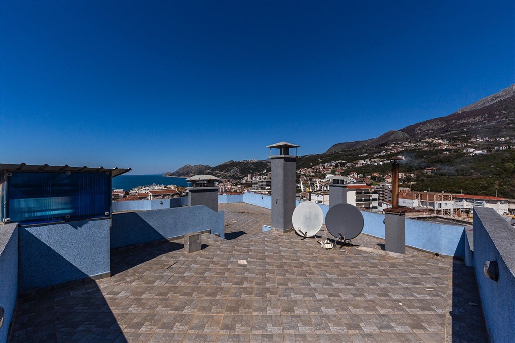 na-prodej-vicepodlazni-dum-s-16ti-loznicemi-s-kapacitou-mensiho-hotelu-v-dobre-vode-cerna-hora