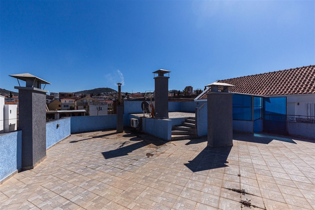 na-prodej-vicepodlazni-dum-s-16ti-loznicemi-s-kapacitou-mensiho-hotelu-v-dobre-vode-cerna-hora