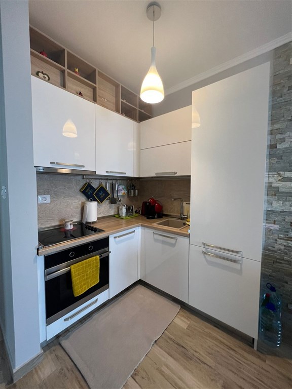 na-prodej-stylovy-dvouloznicovy-apartman-jen-par-kroku-od-more-dobra-voda-cerne-hora