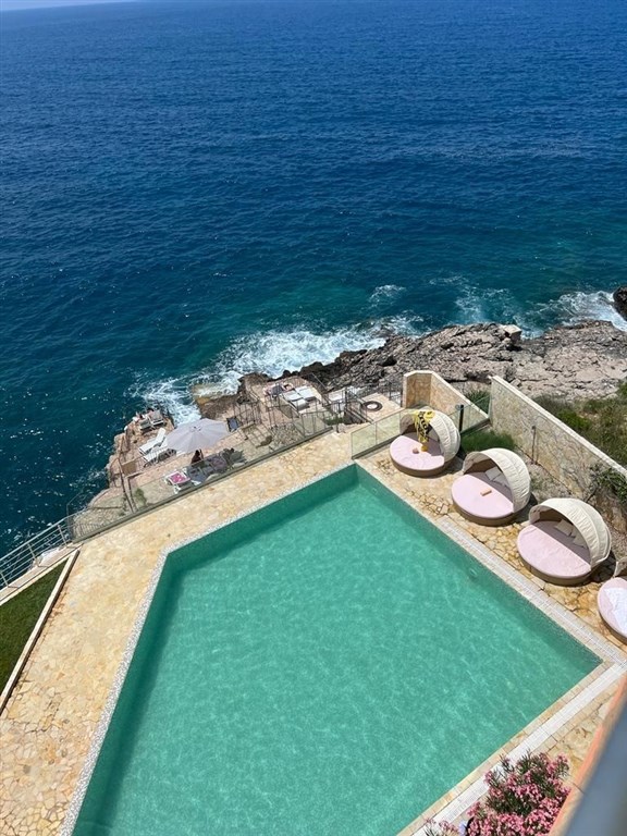 na-prodej-stylovy-dvouloznicovy-apartman-jen-par-kroku-od-more-dobra-voda-cerne-hora