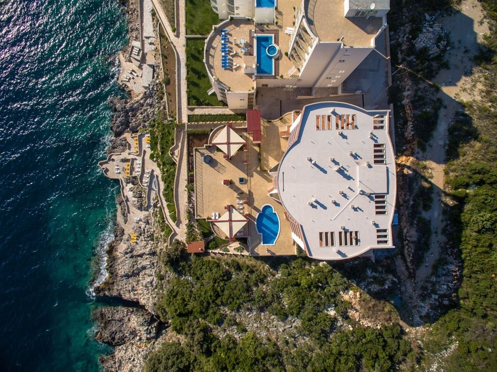 na-prodej-luxusni-apartman-v-prvni-rade-s-panoramatickym-vyhledem-na-more-dobra-voda-cerna-hora