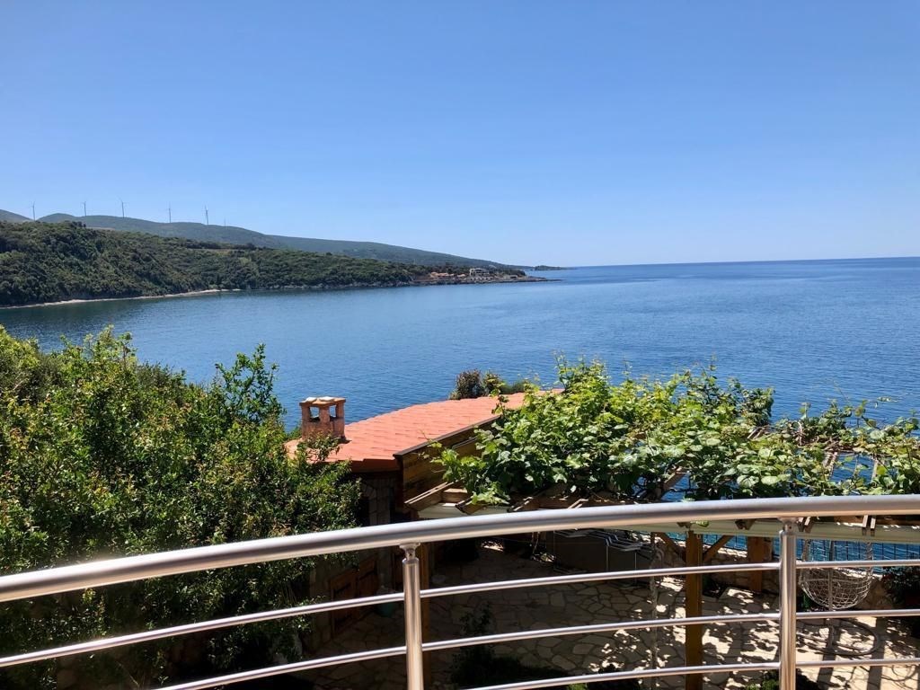 na-prodej-luxusni-apartman-v-prvni-rade-s-panoramatickym-vyhledem-na-more-dobra-voda-cerna-hora