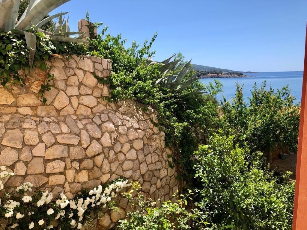 na-prodej-luxusni-apartman-v-prvni-rade-s-panoramatickym-vyhledem-na-more-dobra-voda-cerna-hora