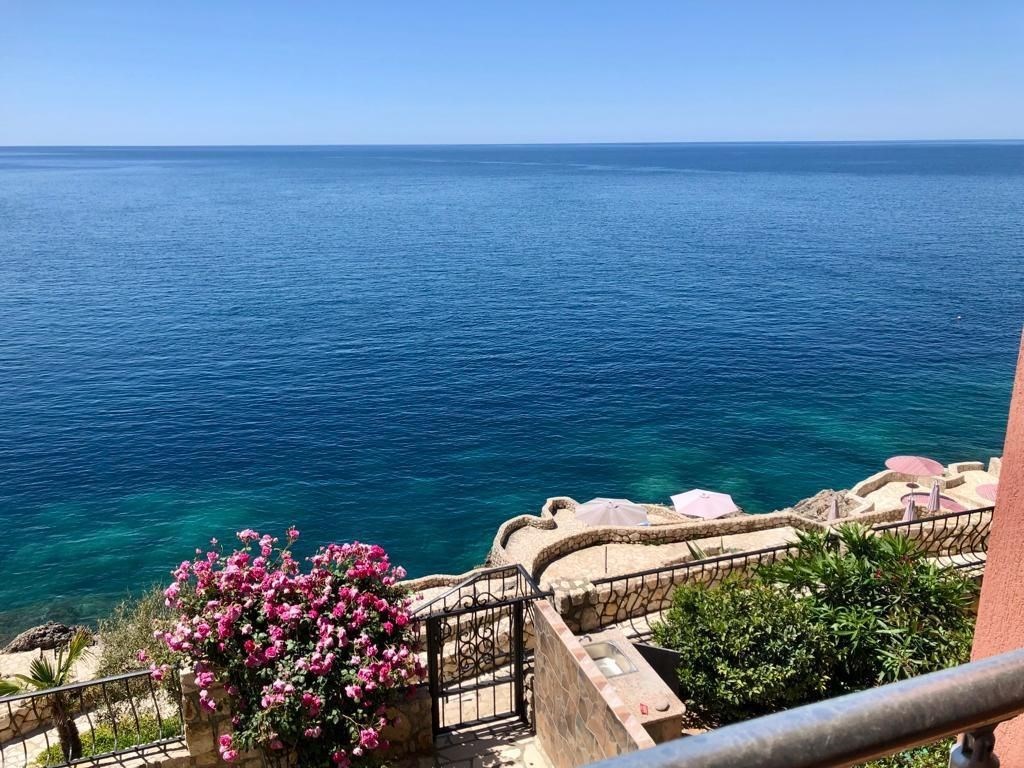 na-prodej-luxusni-apartman-v-prvni-rade-s-panoramatickym-vyhledem-na-more-dobra-voda-cerna-hora