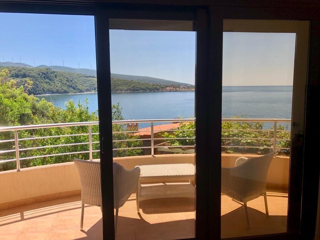 na-prodej-luxusni-apartman-v-prvni-rade-s-panoramatickym-vyhledem-na-more-dobra-voda-cerna-hora