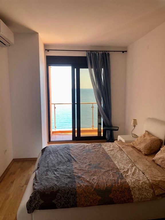 na-prodej-luxusni-apartman-v-prvni-rade-s-panoramatickym-vyhledem-na-more-dobra-voda-cerna-hora