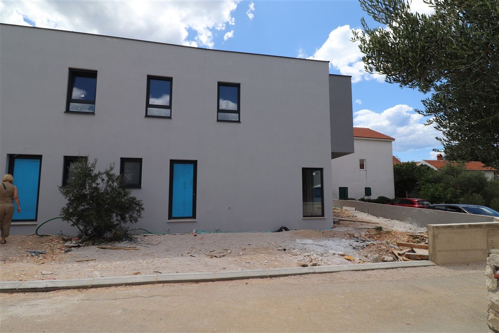 na-prodej-novy-a-moderni-radovy-dum-v-klidne-lokalite-par-metru-od-more-zaboric-chorvatsko