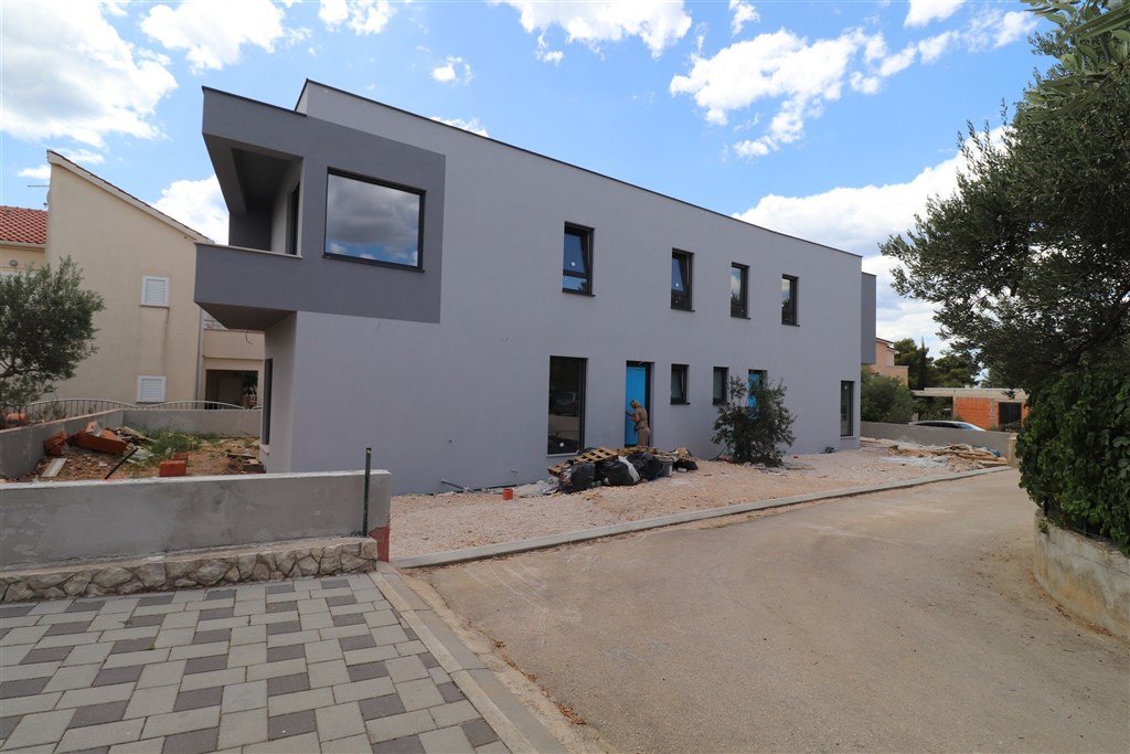 na-prodej-novy-a-moderni-radovy-dum-v-klidne-lokalite-par-metru-od-more-zaboric-chorvatsko