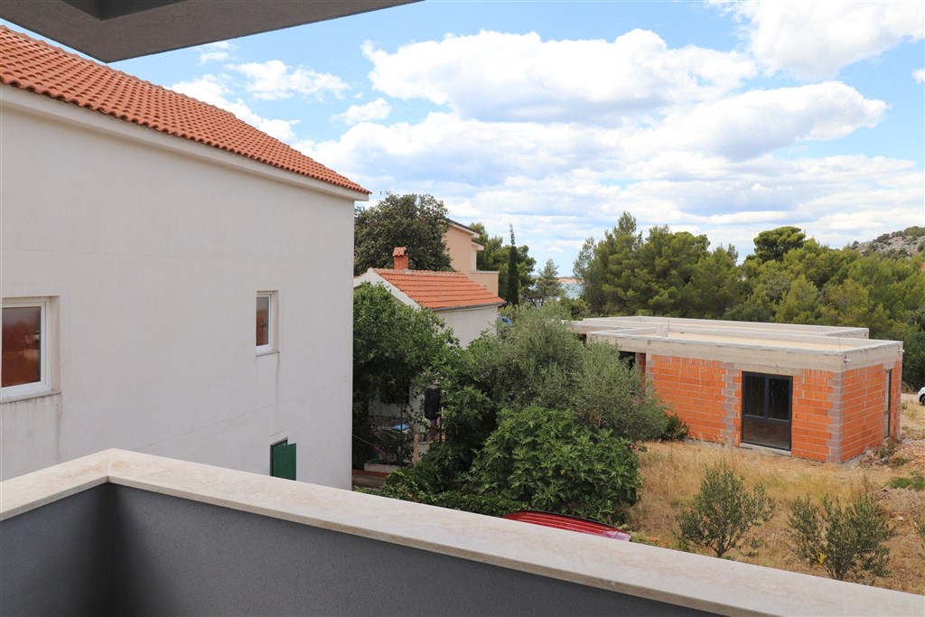 na-prodej-novy-a-moderni-radovy-dum-v-klidne-lokalite-par-metru-od-more-zaboric-chorvatsko