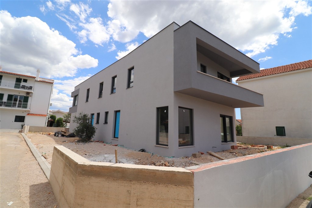 na-prodej-novy-a-moderni-radovy-dum-v-klidne-lokalite-par-metru-od-more-zaboric-chorvatsko