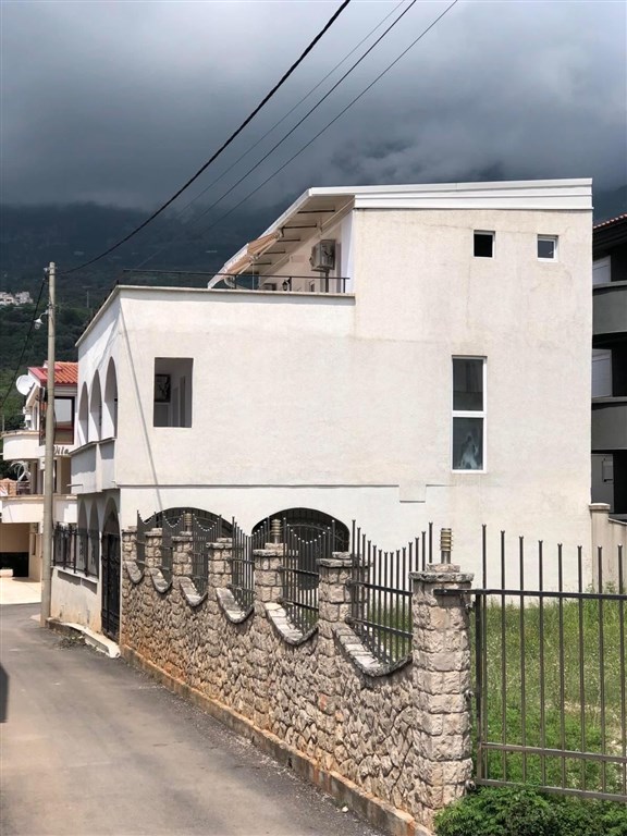 na-prodej-dvoupatrovy-dum-blizko-more-v-dobre-vode-cerna-hora