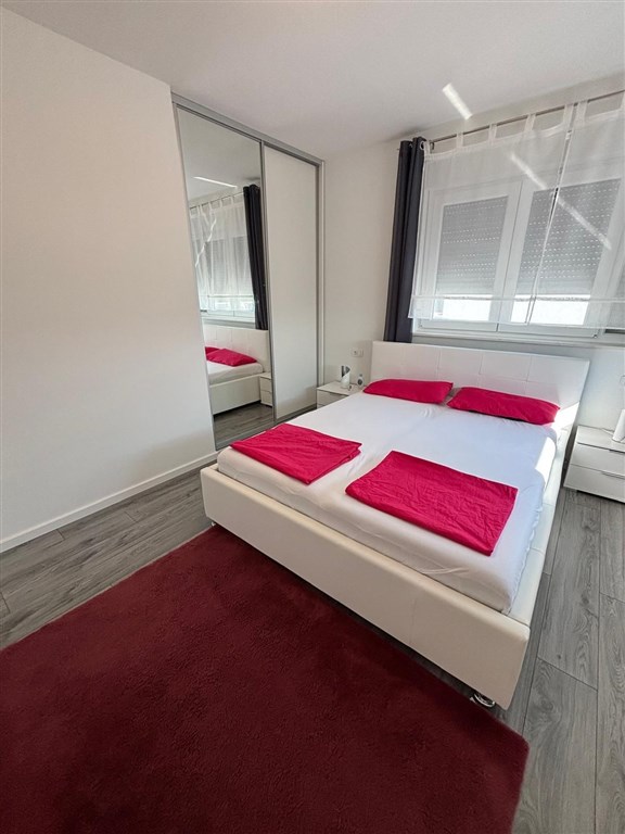 na-prodej-polovina-moderne-postaveneho-rodinneho-dvojdomku-s-bazenem-na-klidnem-miste-vodice-chorvatsko