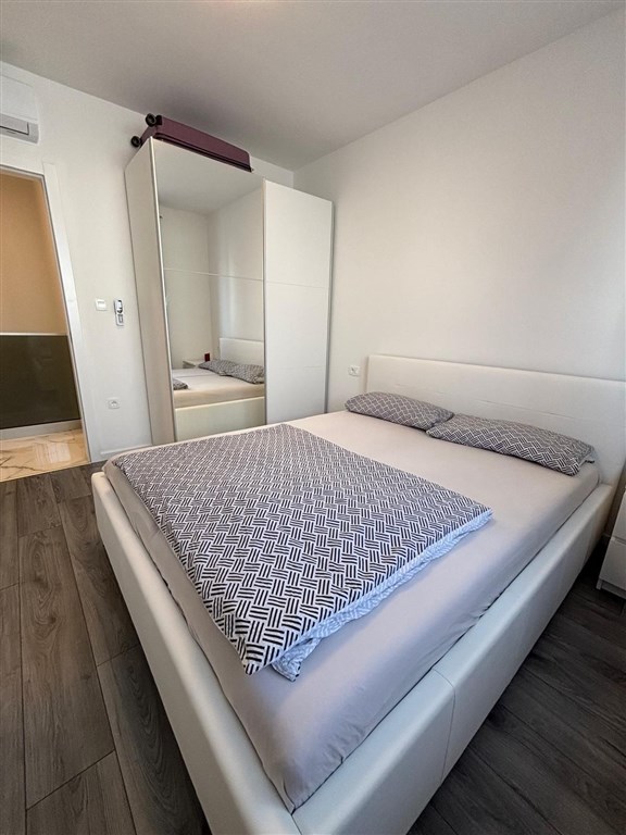 na-prodej-polovina-moderne-postaveneho-rodinneho-dvojdomku-s-bazenem-na-klidnem-miste-vodice-chorvatsko