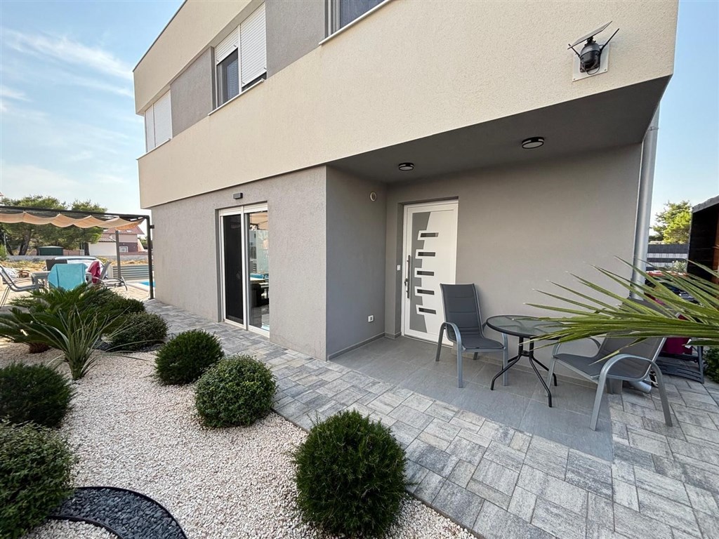 na-prodej-polovina-moderne-postaveneho-rodinneho-dvojdomku-s-bazenem-na-klidnem-miste-vodice-chorvatsko