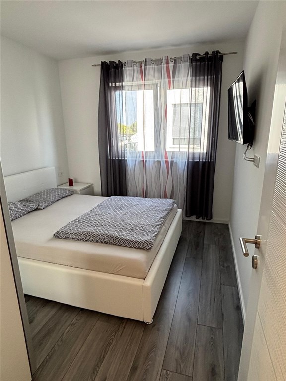 na-prodej-polovina-moderne-postaveneho-rodinneho-dvojdomku-s-bazenem-na-klidnem-miste-vodice-chorvatsko