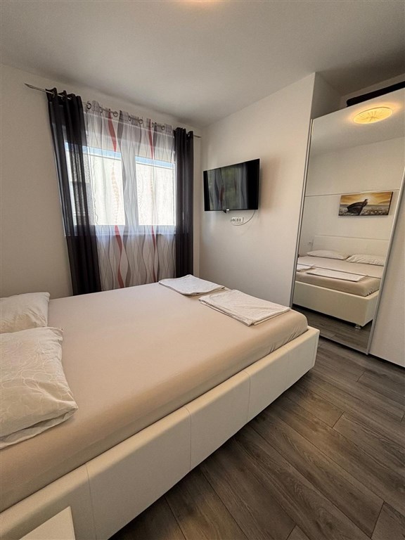 na-prodej-polovina-moderne-postaveneho-rodinneho-dvojdomku-s-bazenem-na-klidnem-miste-vodice-chorvatsko