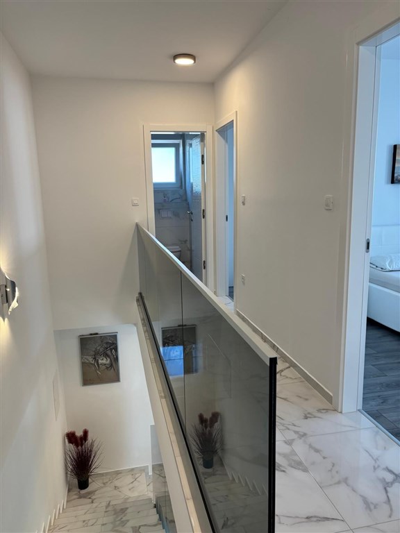 na-prodej-polovina-moderne-postaveneho-rodinneho-dvojdomku-s-bazenem-na-klidnem-miste-vodice-chorvatsko